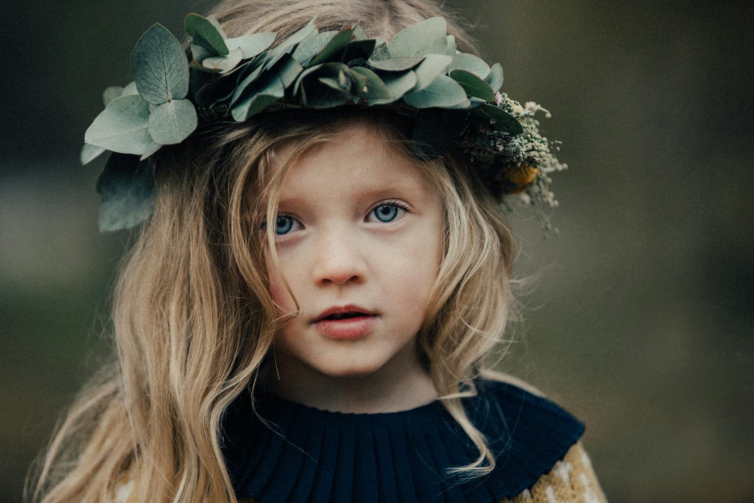 muotokuva pikkutyttö seppele